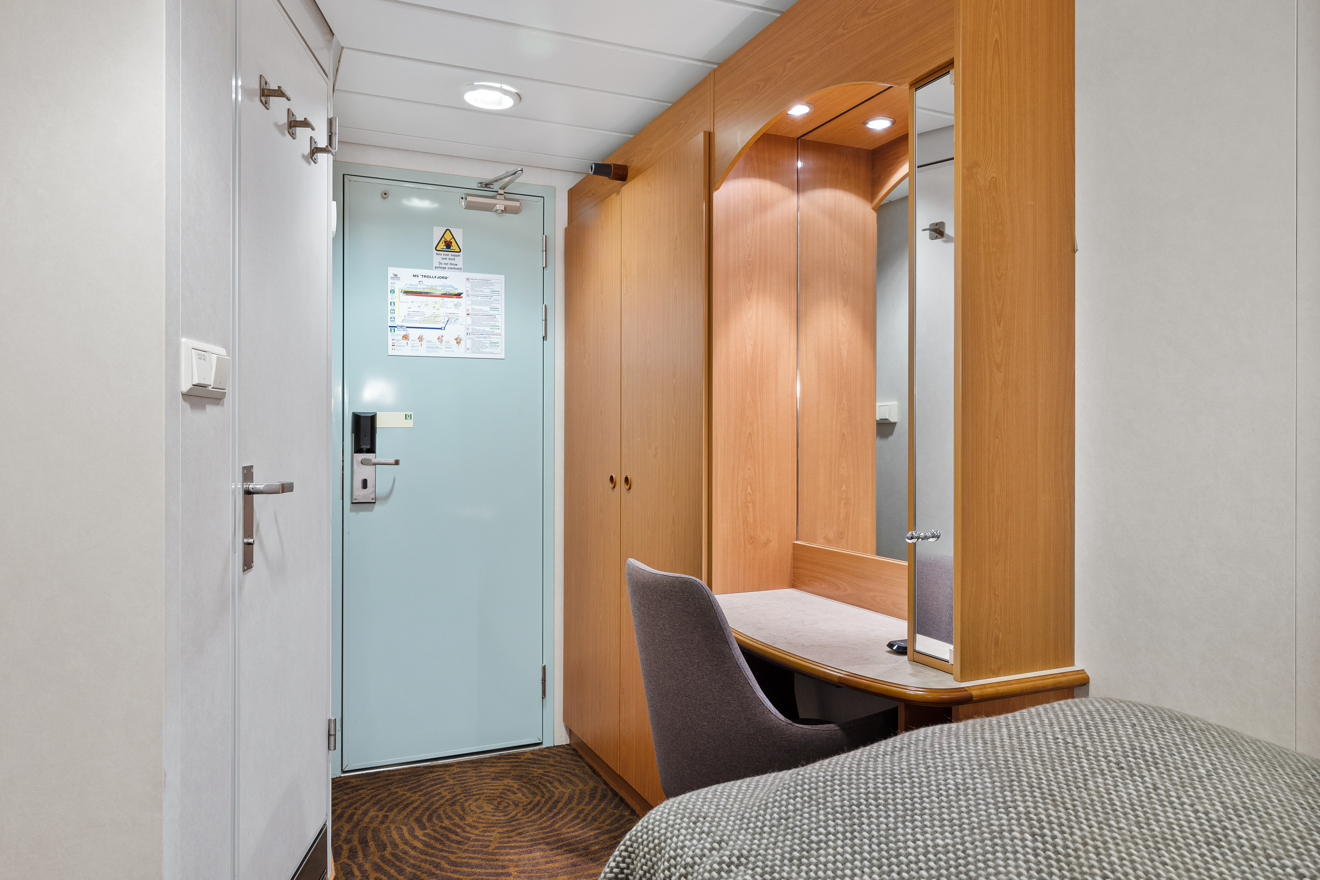 Polar Inside | Twin on lower deck